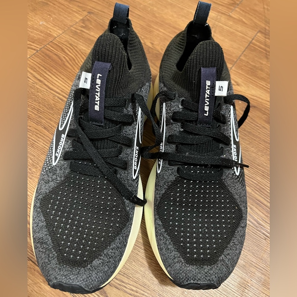 Brooks Levitate 5 women’s sneakers